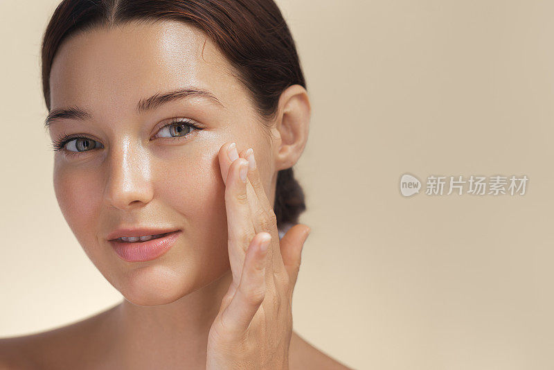 化妆品护肤概念照片特写女性完美的脸，水润的皮肤