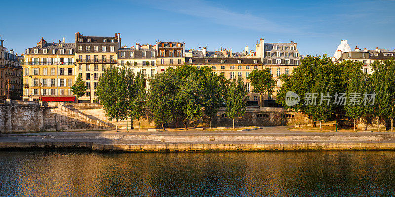 夏日清晨，巴黎塞纳河沿岸的建筑(联合国教科文组织世界遗产)。阳光沐浴在左岸(第五区)的历史建筑和白杨树之间。法国