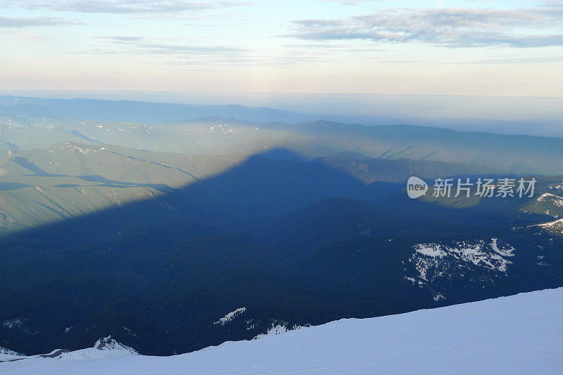 日出的山影