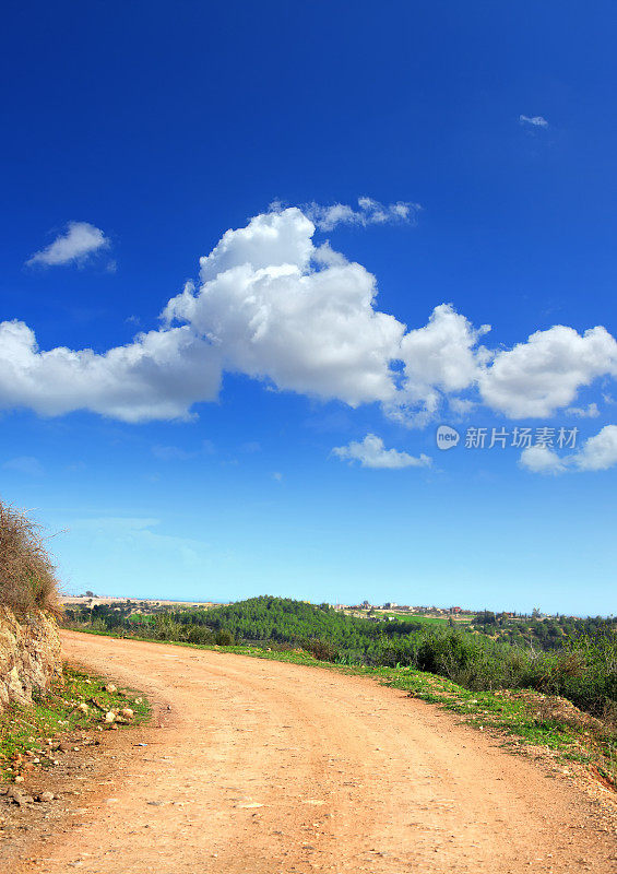 空旷的乡村土路覆盖着晴朗的蓝天