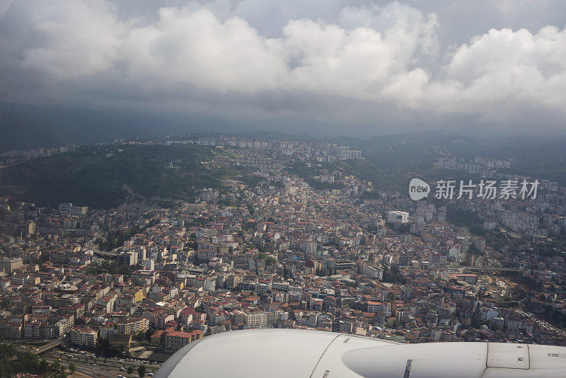 特拉布宗城市上空的飞机风景。