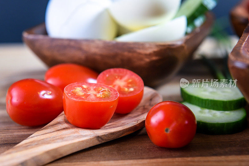 素食早餐，煮鸡蛋和新鲜蔬菜-黄瓜，西红柿