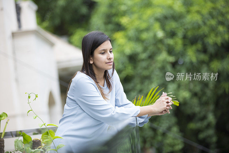 在想阳台库存照片的事