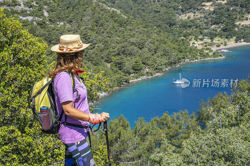 徒步旅行者的女人。萨拉湾来自达拉曼，穆格拉，土耳其。