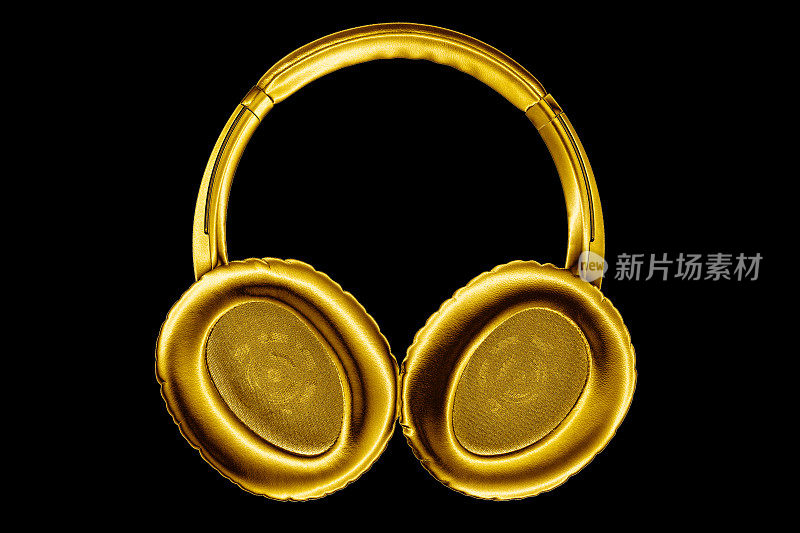 金色无线耳机黑色背景隔离近距离，豪华金色蓝牙耳机，现代wi-fi黄色金属耳机，音频标志，音乐符号，立体声声音图标，电子标志