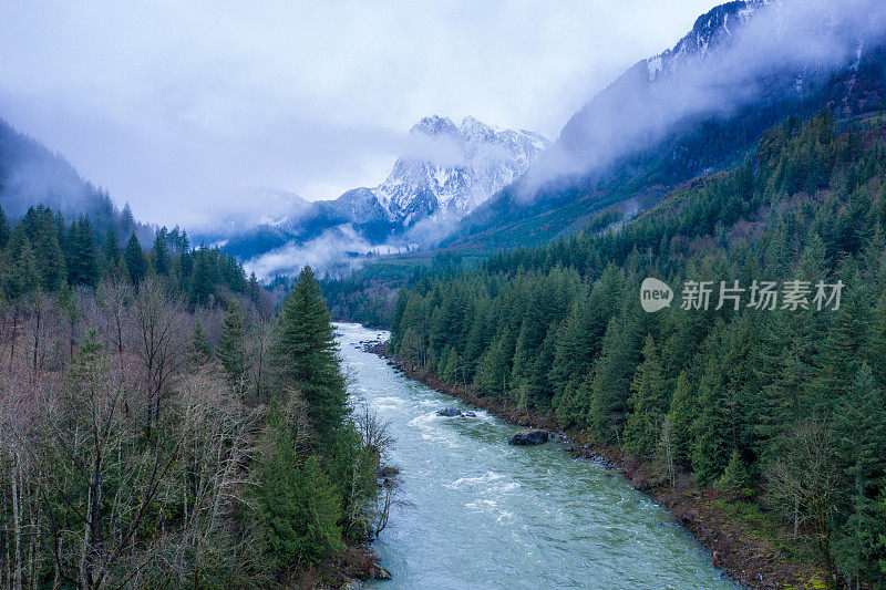 斯科米什河沿岸的山脉