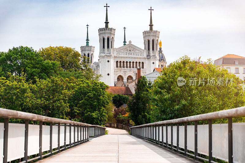 法国里昂的巴黎圣母院在夏天从四风空人行道的人行桥上看法国的纪念碑