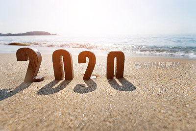 海滩上的2020号