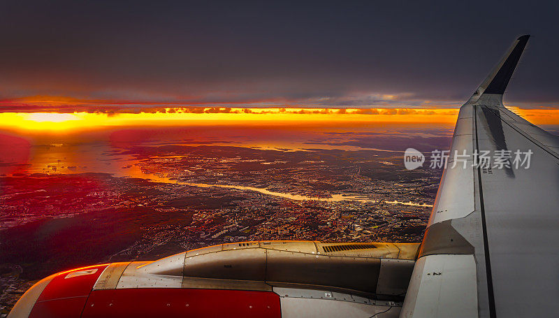 夕阳从飞机
