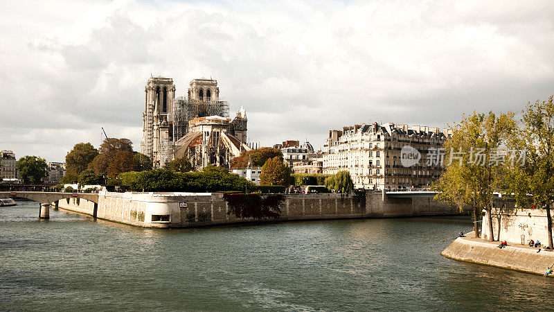 巴黎圣母院，火灾之后。