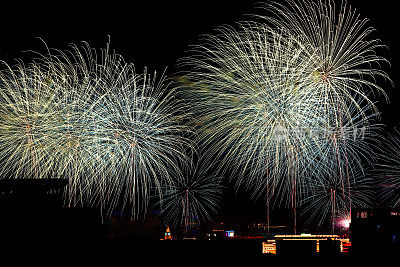 五彩缤纷的烟花在漆黑的夜空中绽放。新年背景快乐。