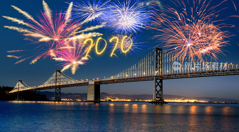 美国加州旧金山上空的2020年新年焰火