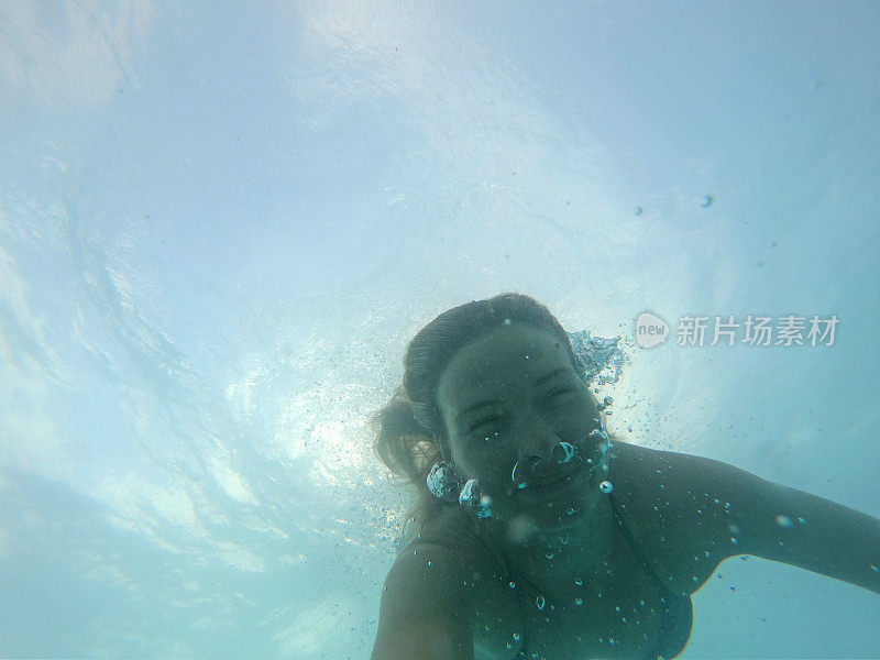 年轻女子在水下探索大海
