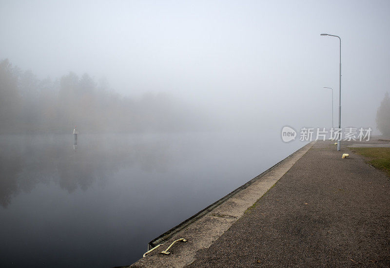芬兰拉彭兰塔市穆斯托拉Saimaa运河的一个雾蒙蒙的早晨