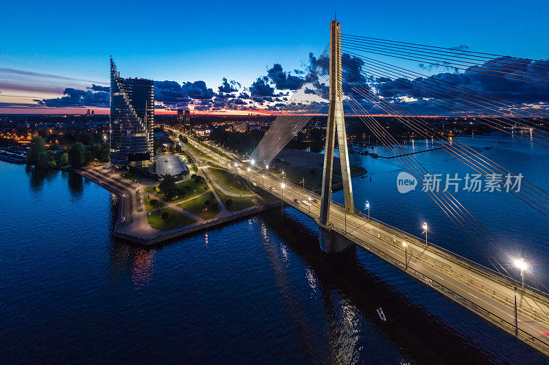 拉脱维亚里加吊桥的夜景