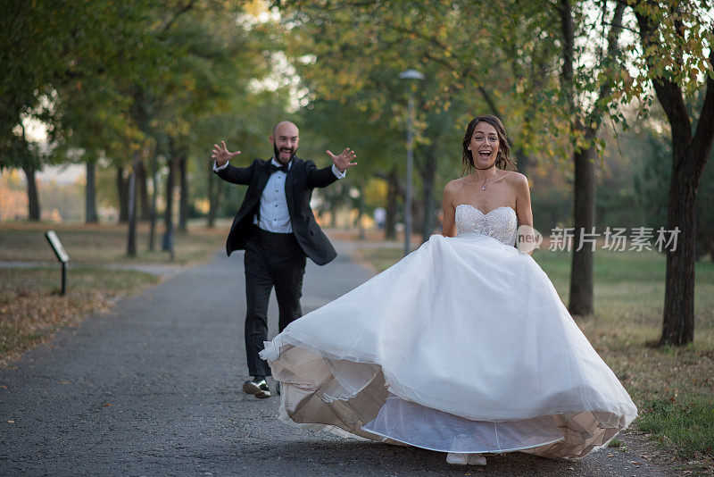 新婚夫妇享受大自然的一天