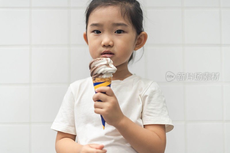 可爱的女孩在吃冰淇淋
