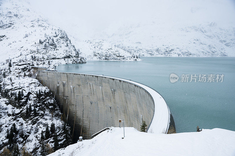 瑞士与法国接壤的夏特拉尔村附近的埃莫松湖和水电站全景图