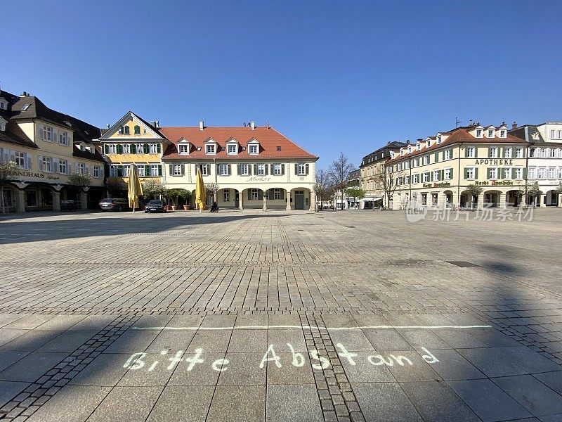 市集广场上保持距离文字，德语:请保持距离