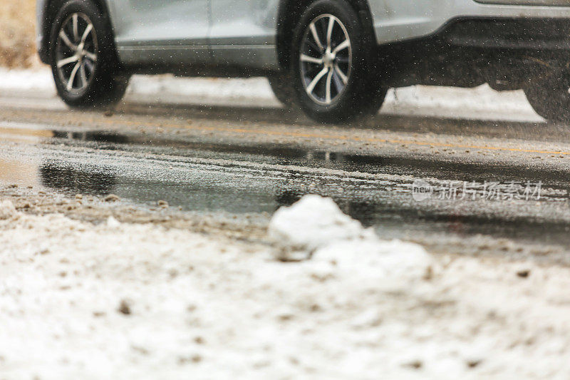 在冰雪潮湿的道路上驾驶美国西部冬季旅行系列