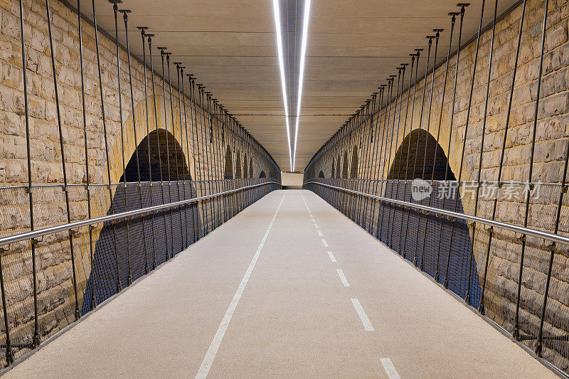 卢森堡市阿道夫桥下的照明自行车道