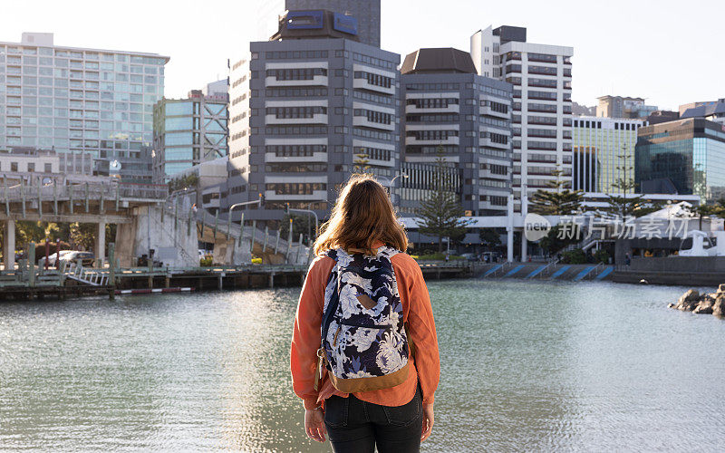 女旅行者旅游旅游探索城市新西兰