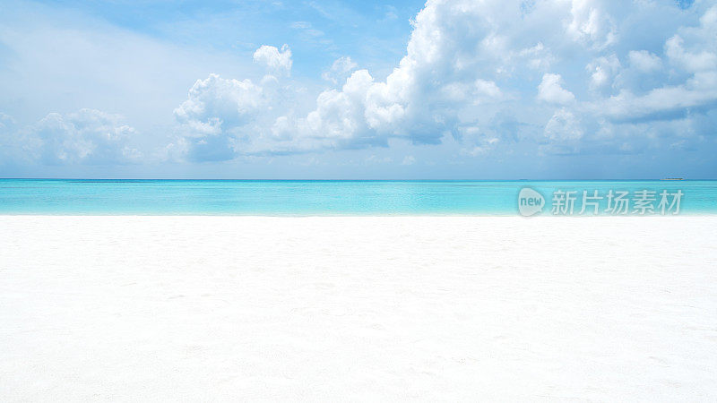 夏日白沙滩背景