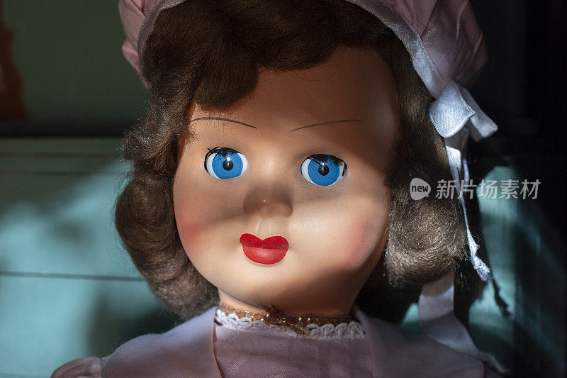 蓝眼睛的古董娃娃