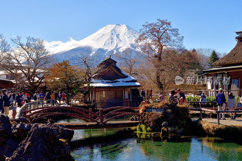 白雪覆盖的富士山，摄于山梨县大野hakkai