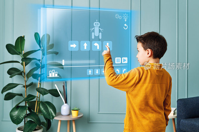 虚拟屏幕上的未来儿童编程机器人。
