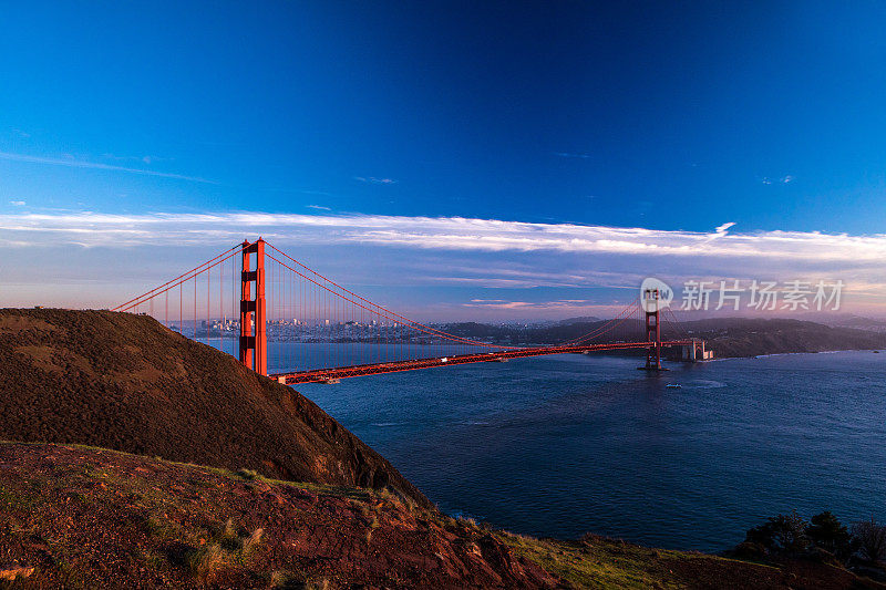 旧金山金门大桥和旧金山天际线