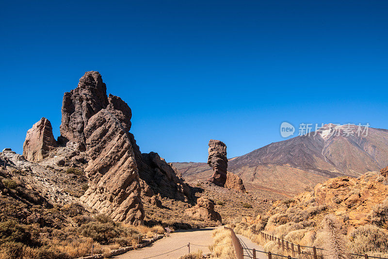 雄伟的巨大的岩石形成和旅游道路在帕拉多尔德加拿大德尔泰德，加那利岛特内里费，西班牙-股票照片