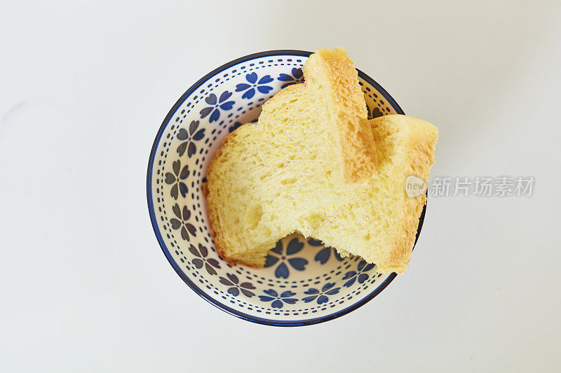 用瓷碗将应季有机蔬菜切片