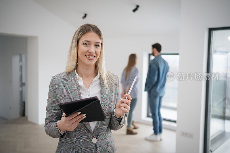 一个年轻漂亮的房地产经纪人的肖像