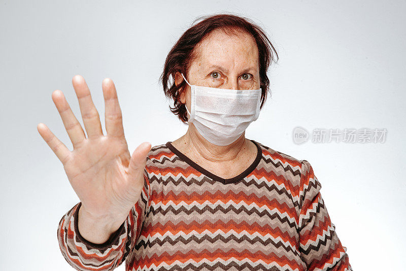 妇女示意停止戴防护口罩，以保护病毒和疾病