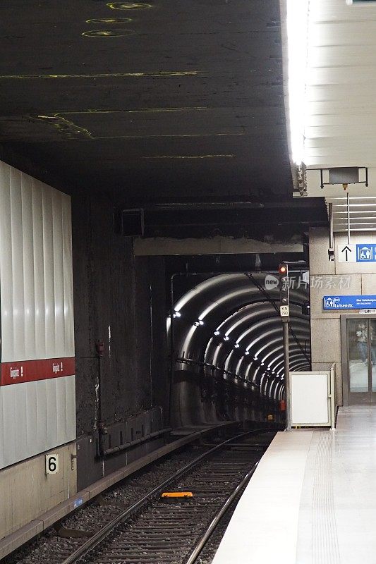 冠状病毒2020。受新冠肺炎大流行影响，高峰时段地铁站空无一人。巴伐利亚,德国。