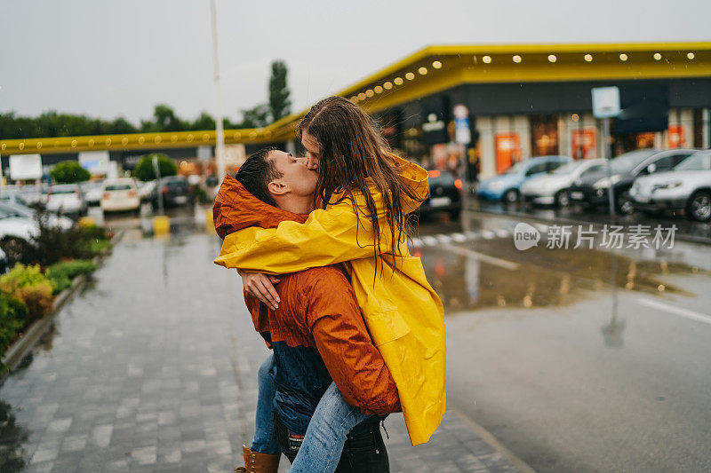 雨中的浪漫之吻