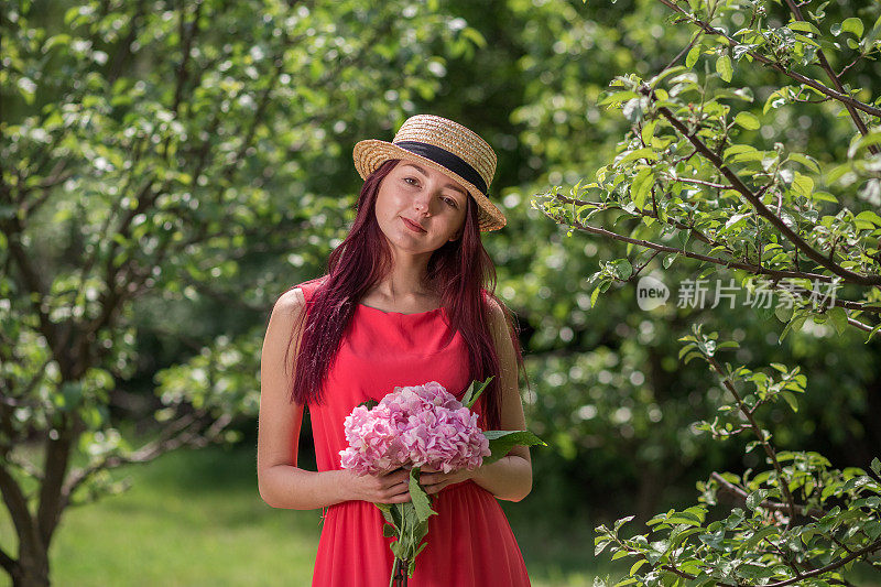 拿着绣球花的少女