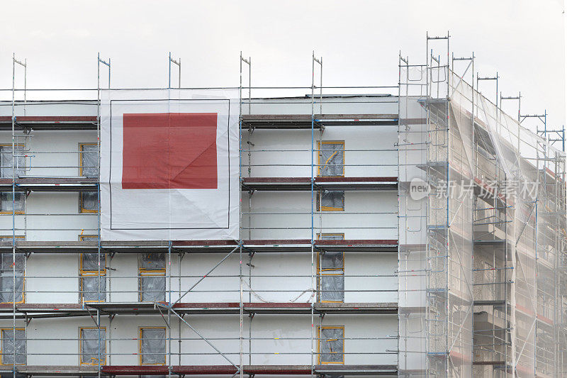 一座在建的新建筑前的空白广告牌