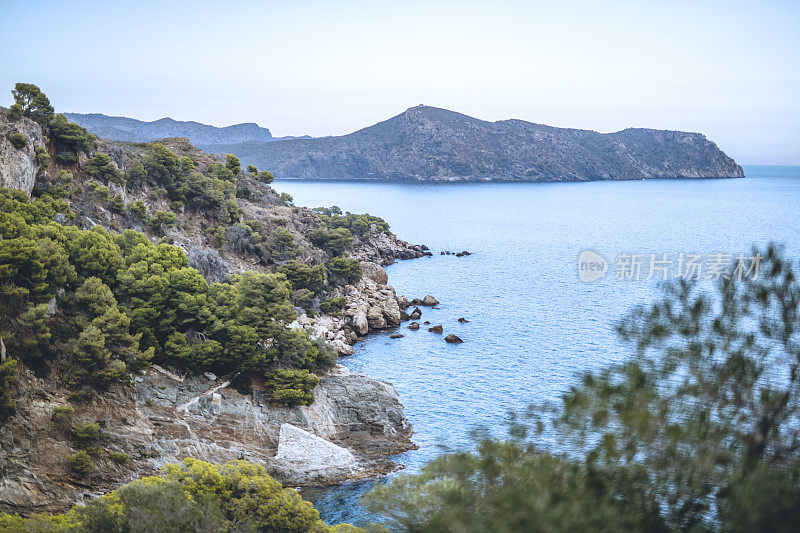 悬崖边的崎岖的西班牙海岸沿地中海