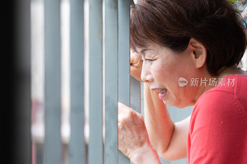 站在阳台上的老妇人