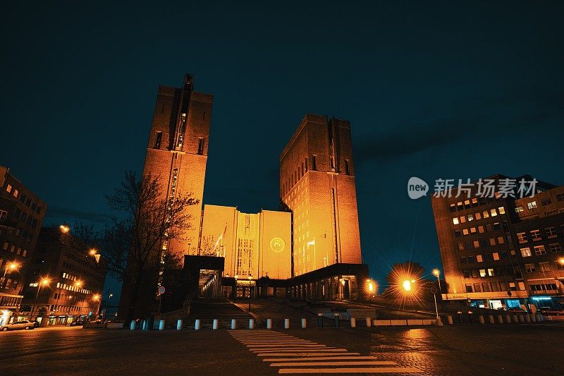 奥斯陆市政厅的夜晚，挪威