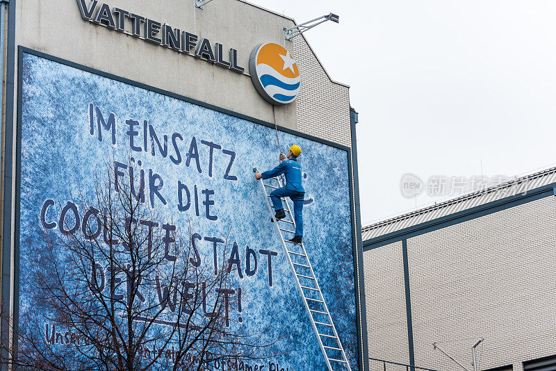 柏林市中心街景，附有商业广告。