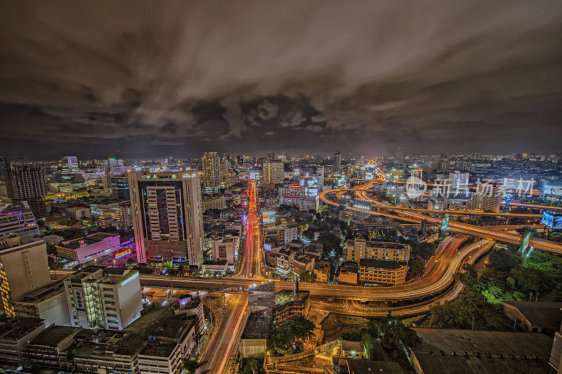 夜景城市景观商业区makkasan区，baiyok塔，Ratchaprarop区，曼谷，泰国)鸟瞰高层建筑在黄昏