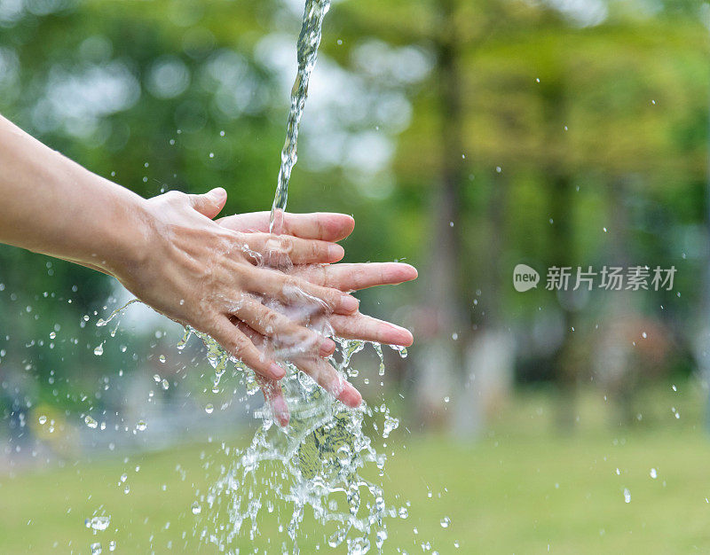 在流动的水中清理泡沫