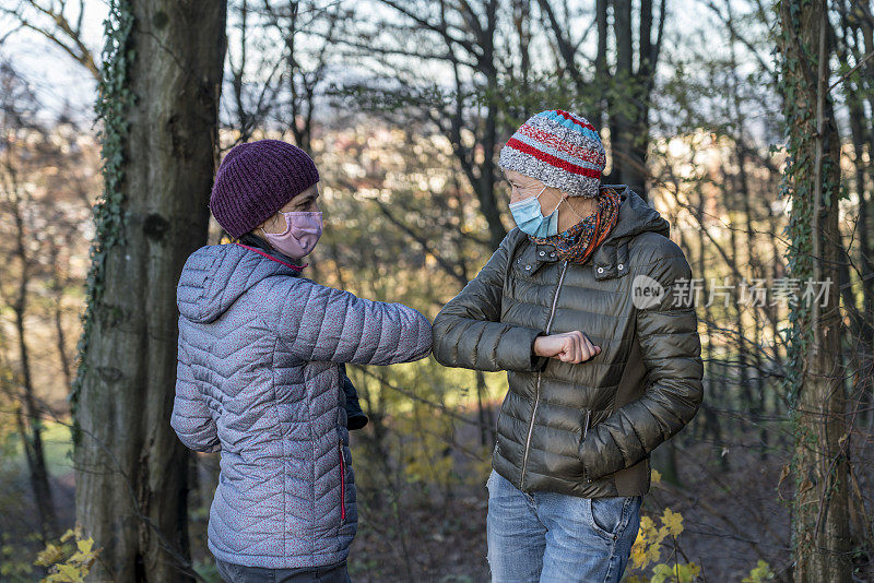 人们戴着防护面具在森林里