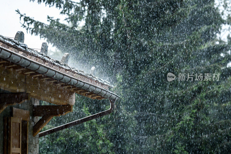 屋顶上下着大雨