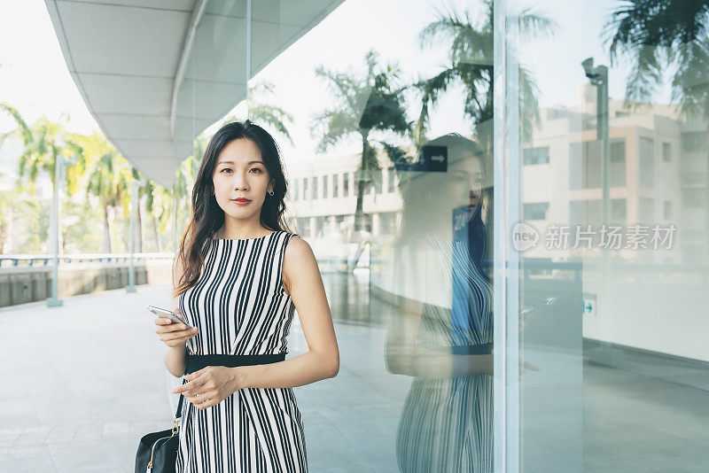 亚洲女商人看着摄像机