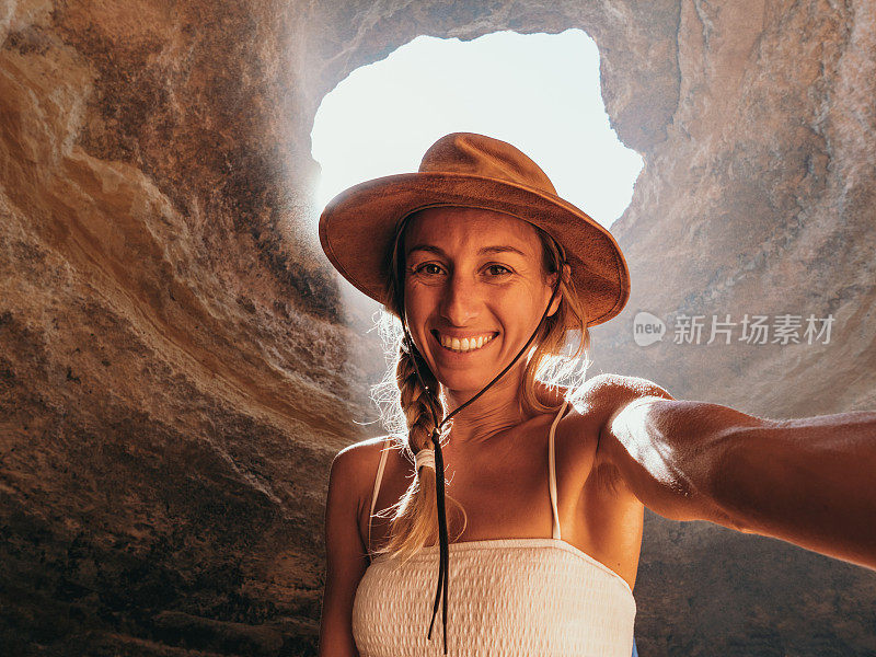 一名女子在葡萄牙的洞穴里自拍