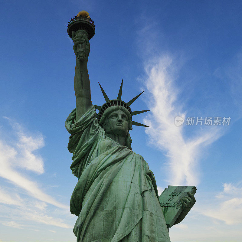 纽约，自由女神像映衬着明亮的蓝天
